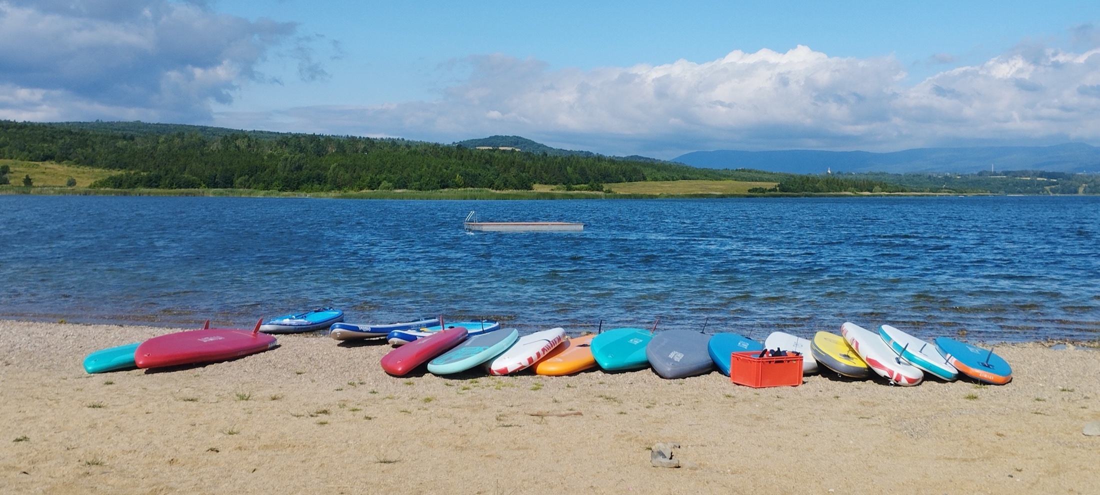 Paddleboardy na pláži u jezera Milada