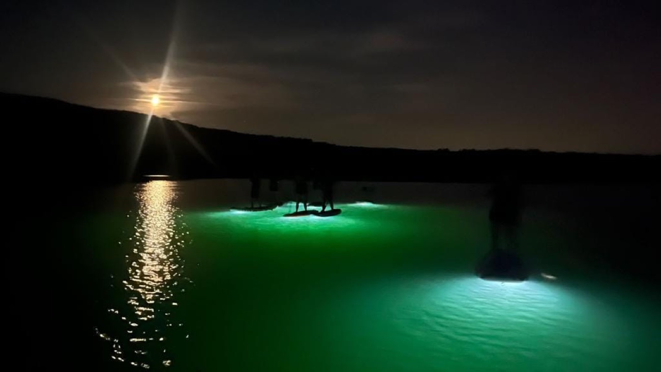 Noční jízda na paddleboardech na jezeře Milada